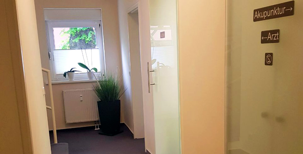 Flur der Praxis medicina.berlin mit Wegweiser zum Arztzimmer und zur Akupunktur
